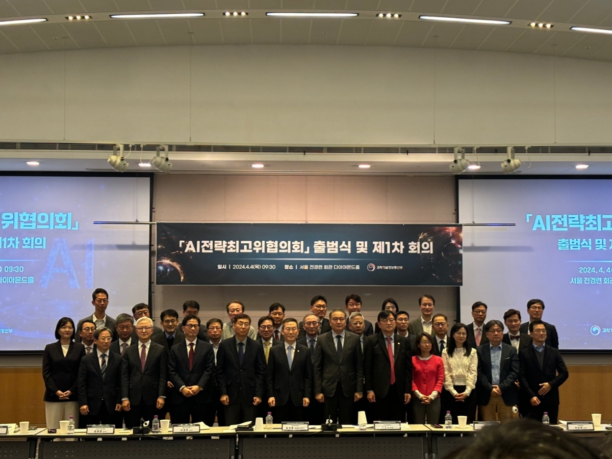 과학기술정보통신부가 4일 서울 여의도에 위치한 전경련회관에서 'AI전략최고위협의회' 출범식을 개최하고 기념촬영을 하고 있다. 