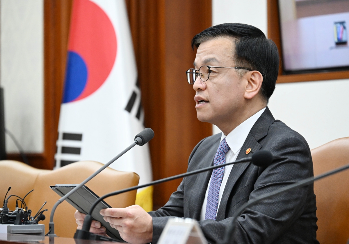 최상목 부총리 겸 기획재정부 장관이 4월 15일 서울 종로구 정부서울청사에서 열린 비상경제장관회의를 주재, 모두발언을 하고 있다.
