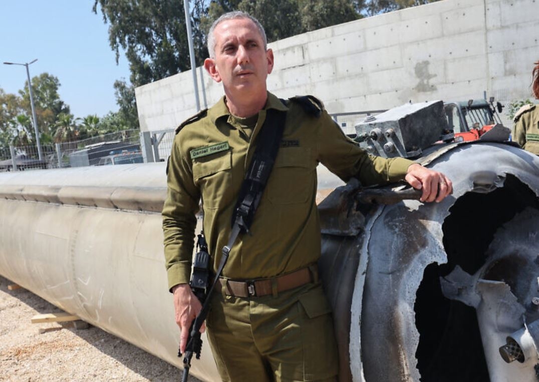 이스라엘이 요격한 이란 탄도미사일 옆에 선 대니얼 하기리 IDF 대변인
