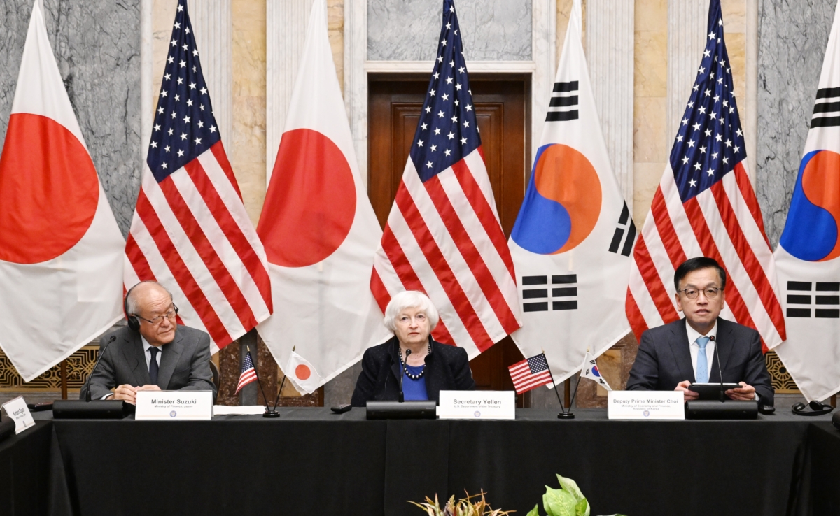 G20재무장관회의 및 IMF/WB 춘계회의 참석차 미국 워싱턴을 방문중인 최상목 부총리 겸 기획재정부 장관이 17일(현지시각) 미국 재무부에서 열린 '제1차 한.미.일 재무장관 회의'에 참석해 모두발언을 하고 있다. 가운데는 재닛 옐런 미국 재무장관, 왼쪽은 스즈키 슌이치 일본 재무장관.