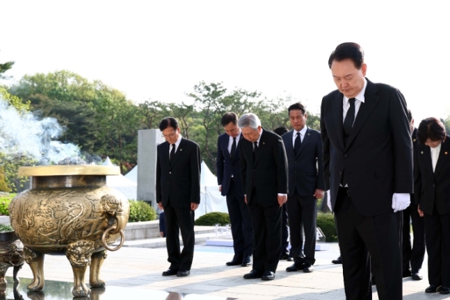 윤석열 대통령이 제64주년 4·19혁명 기념일인 19일 서울 강북구 국립4·19민주묘지 기념탑에서 묵념하고 있다. 사진=연합뉴스