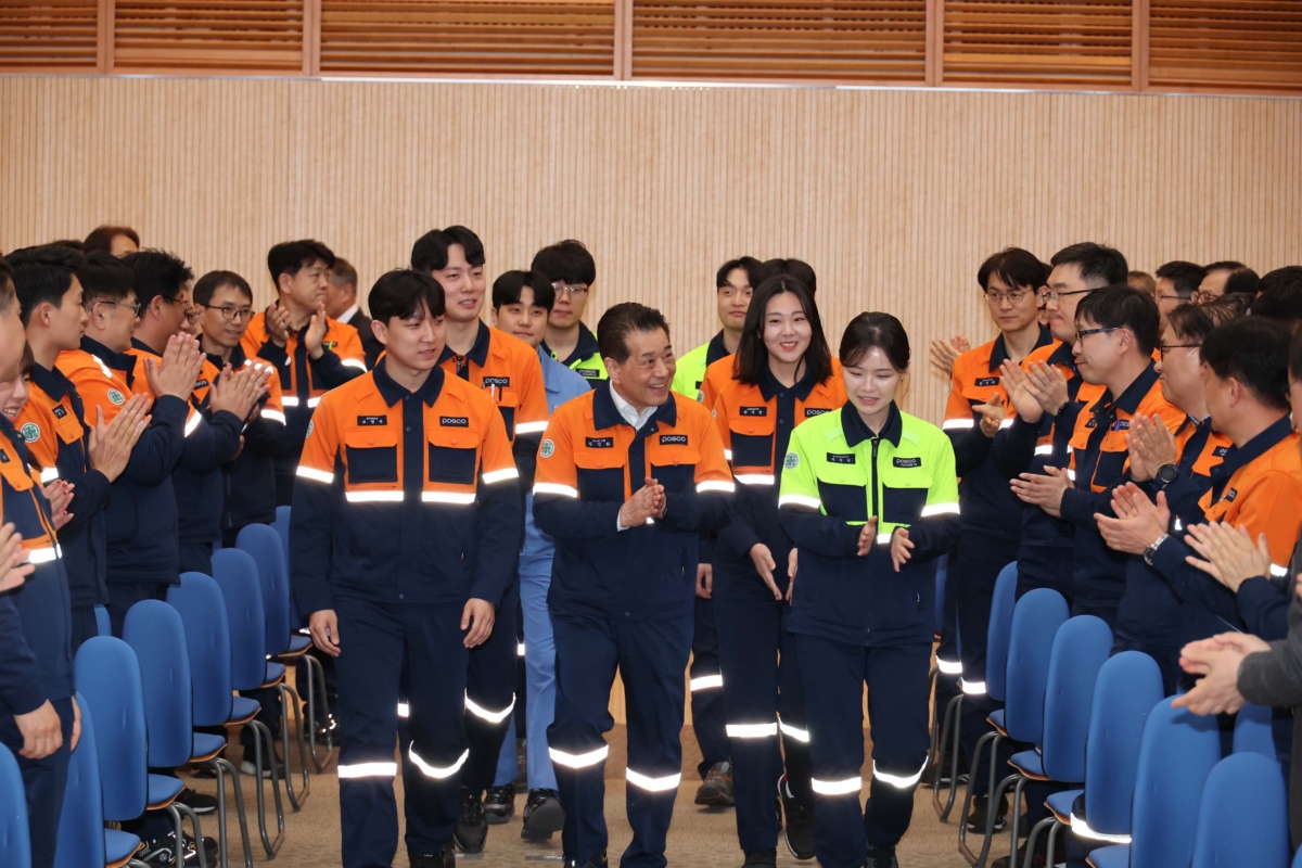 장인화 포스코그룹 회장이 직원들과 함께 포항 포스코 본사에서 열린 취임식장에 입장하고 있다. 포스코그룹 제공 