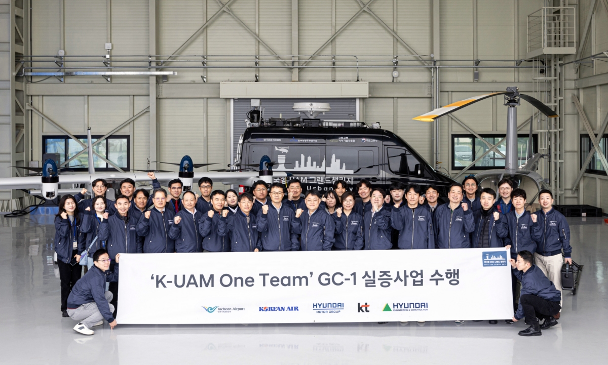 전남 고흥 국가종합비행성능시험장에 위치한 UAM 전용 시험장에서 실증사업에 참가한 ‘K-UAM One Team’ 참가자들이 기념사진을 촬영하는 모습(현대차 제공)