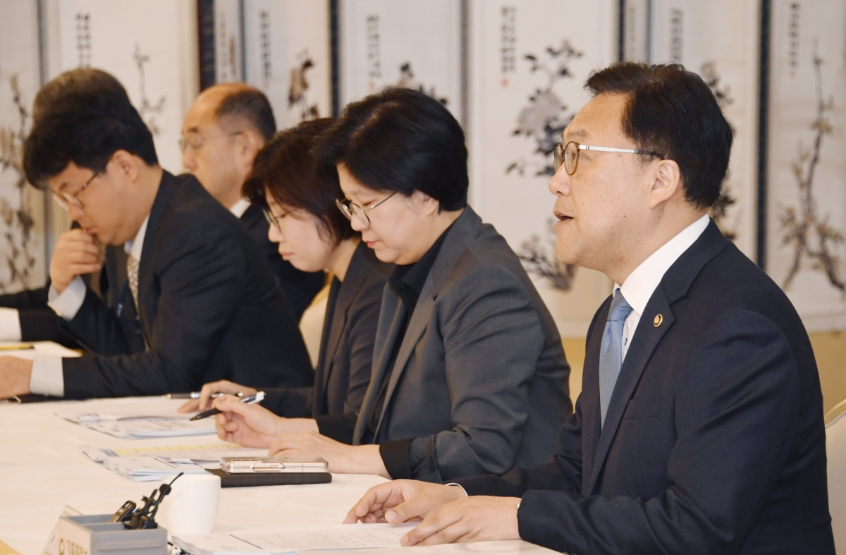 김병환 기획재정부 차관이 26일 서울 종로구 정부서울청사에서 열린 '제39차 비상경제차관회의 겸 제19차 물가관계차관회의'를 주재하고 있다.