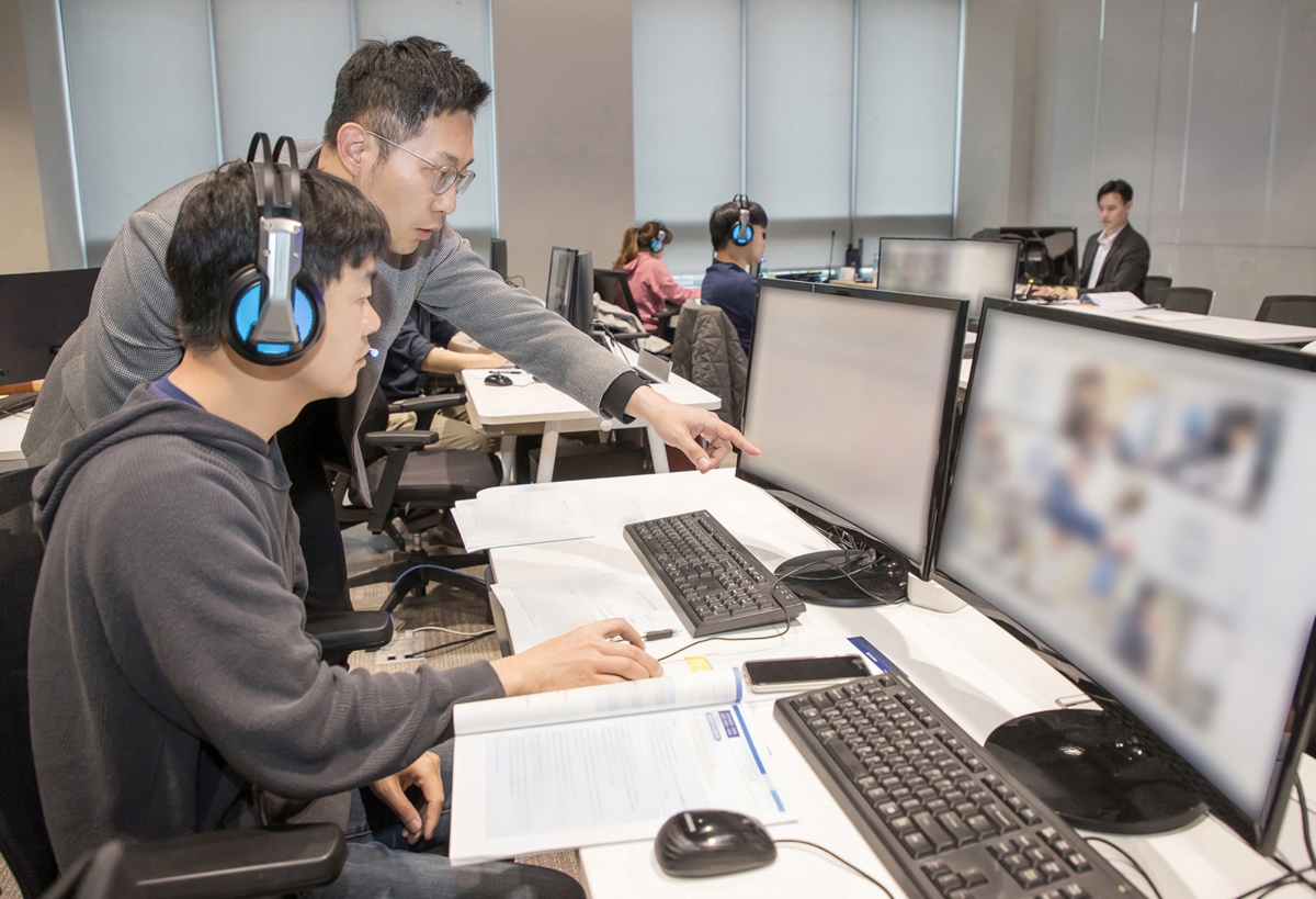 지난 20일 경기도 용인에 위치한 삼성전자 인재개발원에서 삼성전자 감독관들이 응시자들을 대상으로 예비 소집을 진행하고 있는 모습 [삼성 제공]