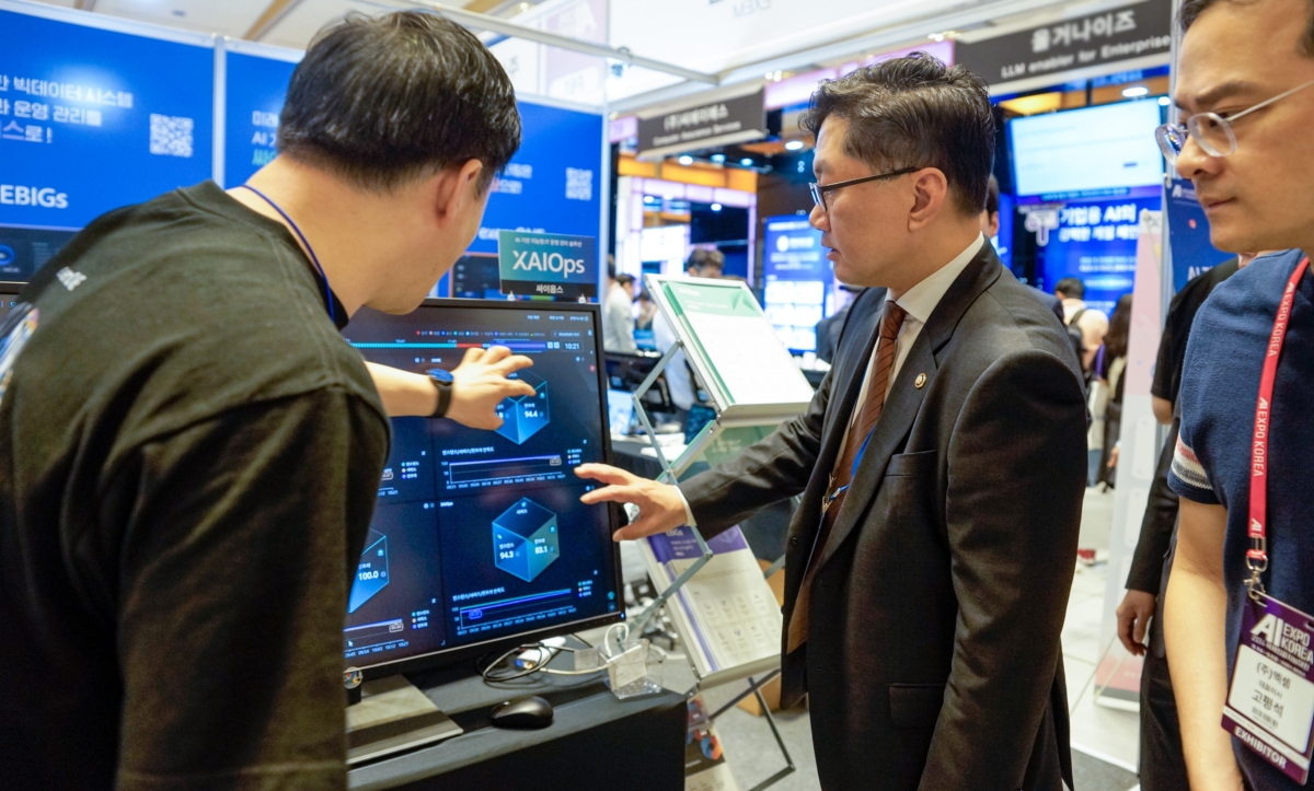 류광준 과학기술정보통신부 과학기술혁신본부장(가운데)이 3일 서울시 강남구 코엑스에서 열린 ‘AI EXPO 2024’ 엑셈 부스를 찾아 설명을 듣고 있다. (사진 제공: 엑셈)