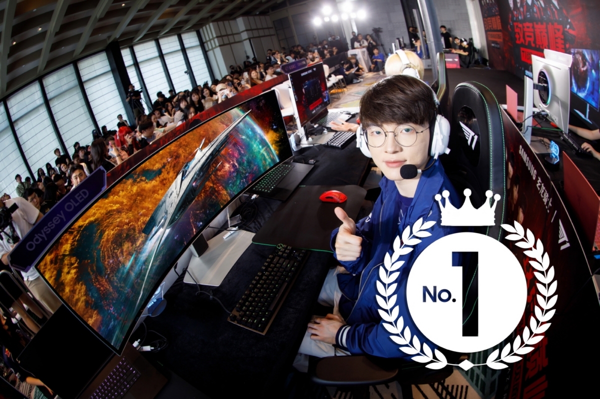 삼성전자와 파트너십을 맺은 프로게이머 페이커가 2024년 중국 청두에서 열린 '오디세이 체험행사'에서 오디세이 'OLED G9'을 소개하고 있다.(삼성전자 제공)