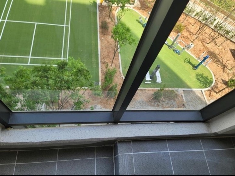 창틀과 바닥에 틈새가 생긴 모습의 전남 무안 힐스테이트 오룡 신축 아파트 현장 (커뮤니티 갈무리)