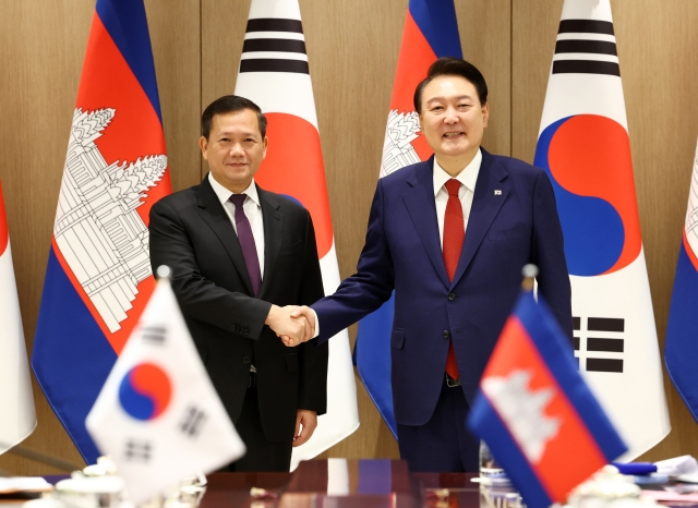 윤석열 대통령이 16일 서울 용산 대통령실 청사에서 열린 한·캄보디아 정상회담에서 훈 마넷 캄보디아 총리와 악수하며 기념촬영을 하고 있다. 사진=연합뉴스