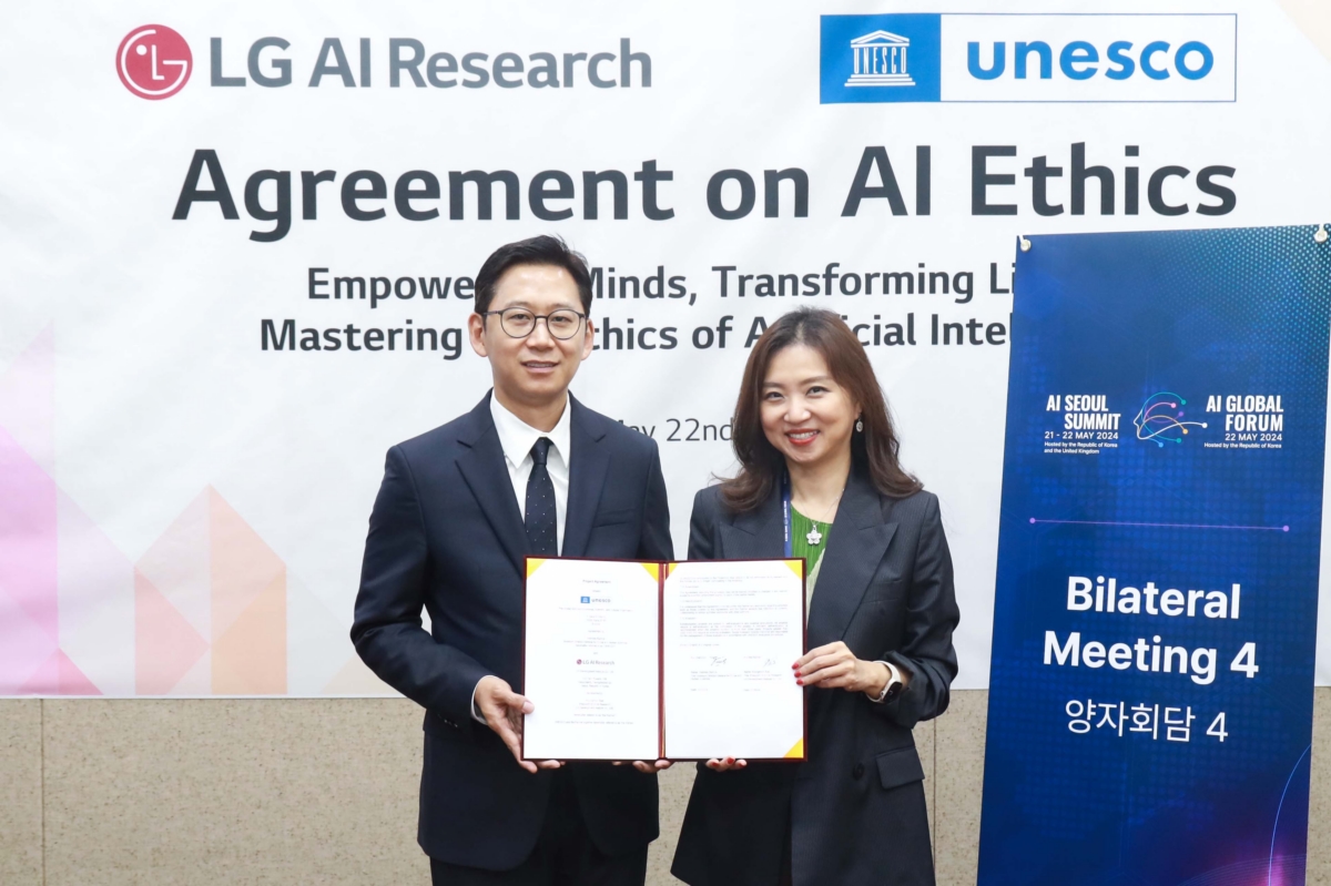 LG AI연구원과 유네스코가 22일 AI 서울 정상회의가 열린 서울 한국과학기술연구원에서 AI 윤리 플랫폼을 함께 만들기 위한 협약을 체결했다.  (사진=LG)