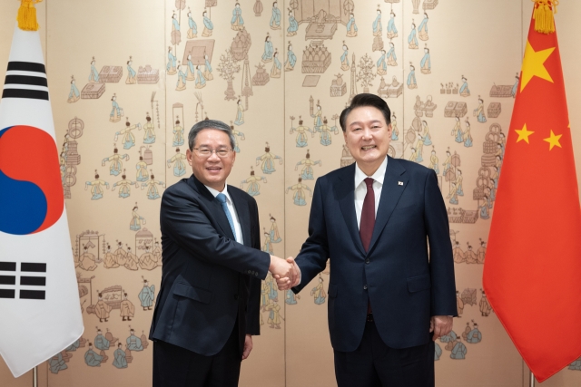 윤석열 대통령이 26일 서울 용산 대통령실 청사에서 리창 중국 국무원 총리와 악수하고 있다. 사진=연합뉴스