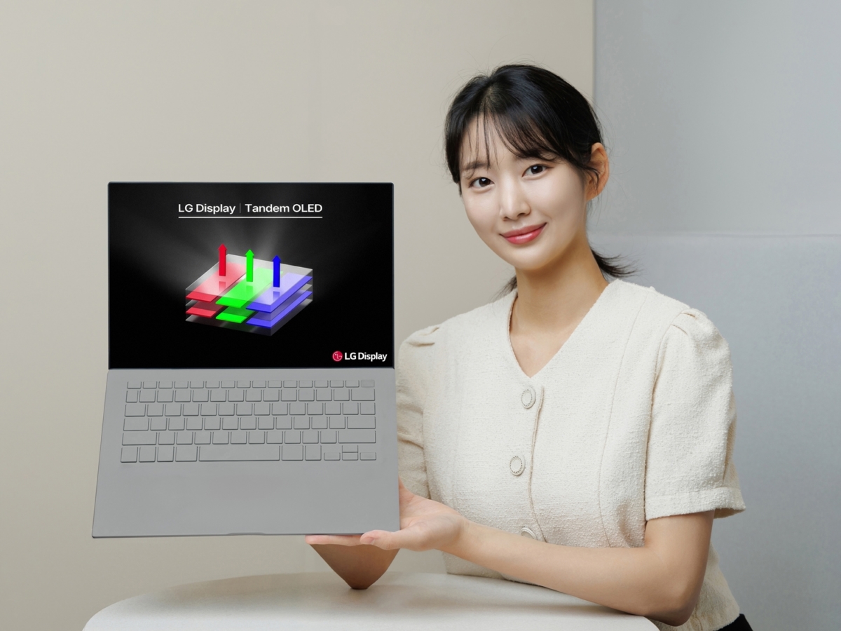 LG디스플레이 모델이 노트북용 탠덤 OLED 패널을 소개하고 있다. (사진=LG이노텍)
