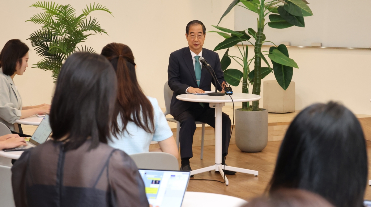 한덕수 국무총리가 26일 서울 종로구 정부서울청사 별관에서 열린 출입 기자 간담회에서 발언하고 있다. 