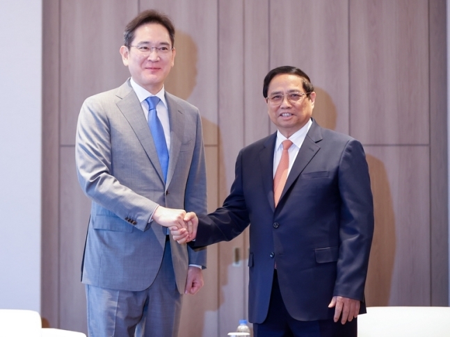 이재용 삼성전자 회장이 팜 민 찐 베트남 총리와 만난 모습.(사진:베트남 관보 VGP)  