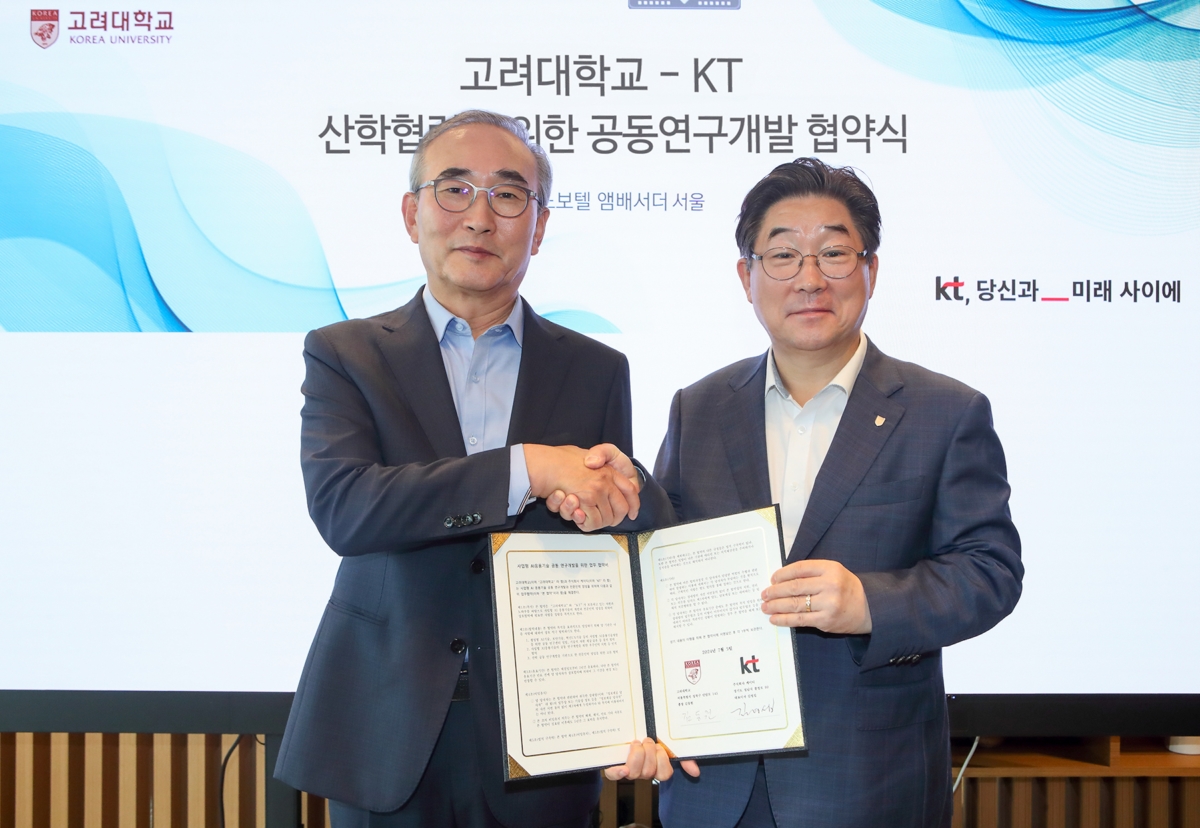 KT 김영섭 대표(왼쪽)와 고려대학교 김동원 총장(오른쪽) [KT 제공]