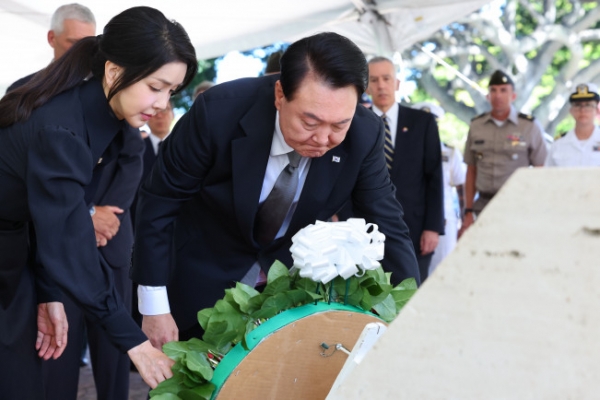 윤석열 대통령과 김건희 여사가 8일(현지시간) 미국 하와이 태평양국립묘지(펀치볼)를 찾아 헌화하고 있다. 사진=연합뉴스