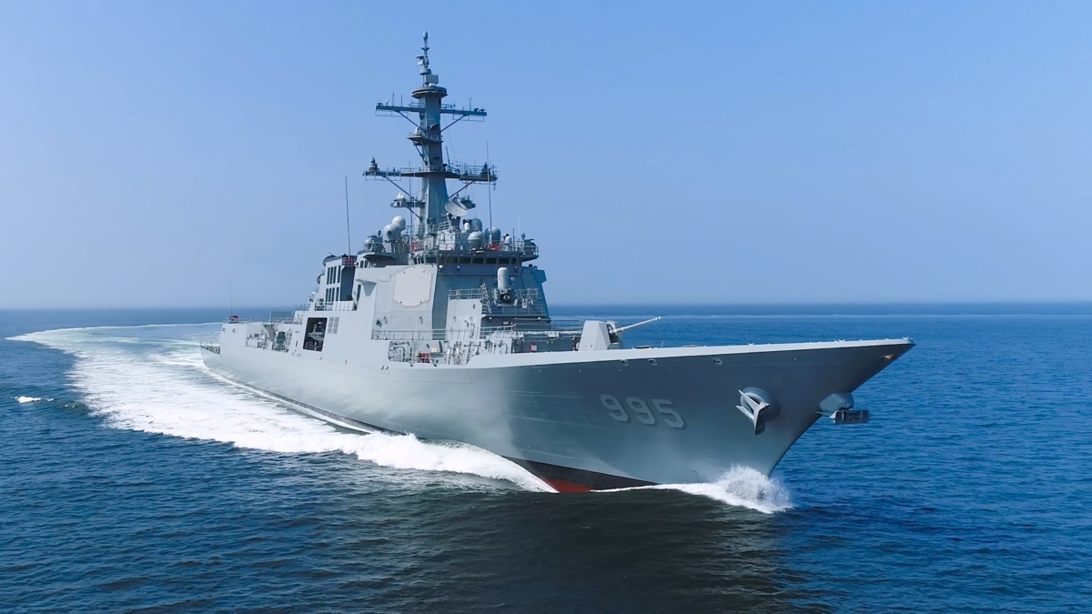 HD현대중공업이 건조해 2024년 말 해군에 인도 예정인 차세대 이지스 구축함(KDX-III Batch-II) 1번함 '정조대왕함'의 시운전 모습 (HD현대 제공)