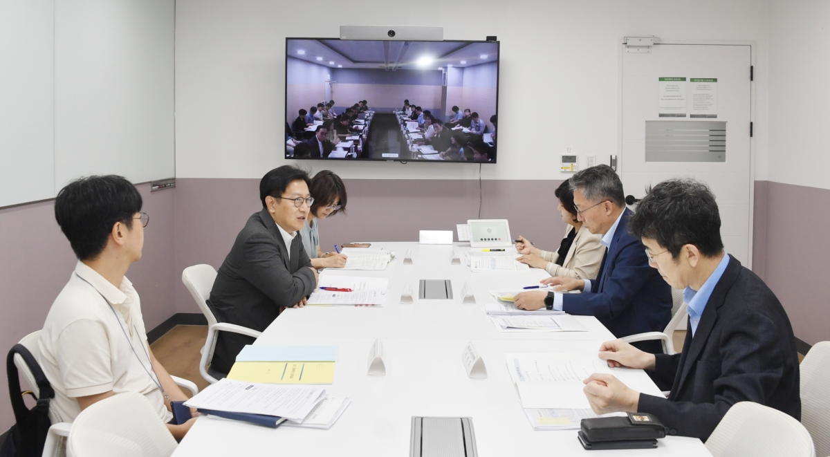 김범석 기획재정부 1차관(왼쪽 가운데)과 김민석 고용노동부 차관(오른쪽 가운데)이 17일 오전 서울 종로구 정부서울청사에서 열린 '제18차 일자리TF 회의'를 주재, 모두발언을 하고 있다.