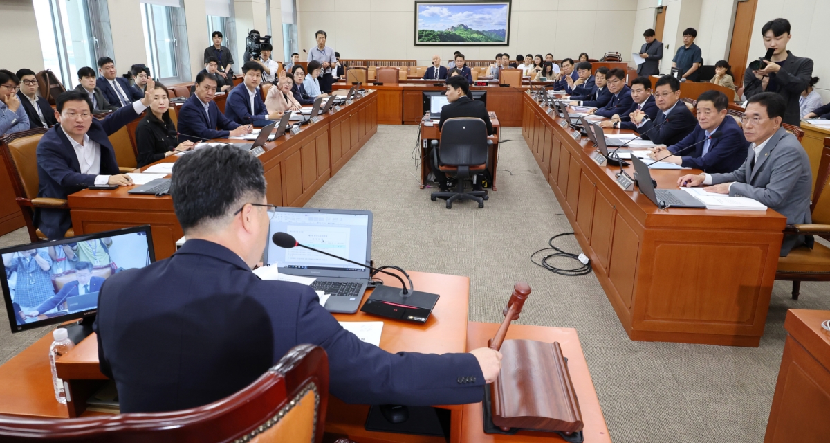  16일 오전 열린 국회 환경노동위원회 전체회의에서 더불어민주당 소속 안호영 위원장에게 국민의힘 김형동 간사와 임이자 의원 등이 의사진행과 관련해 항의하고 있다.