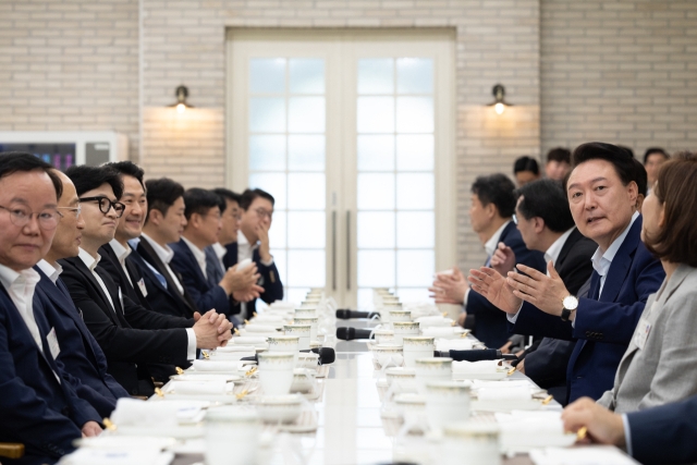 윤석열 대통령이 7월 24일 서울 용산 대통령실 앞 파인그라스에서 국민의힘 한동훈 대표, 추경호 원내대표 등 신임 지도부 및 당 대표 후보 출마자들을 초청해 만찬을 함께 하고 있다. 사진=연합뉴스