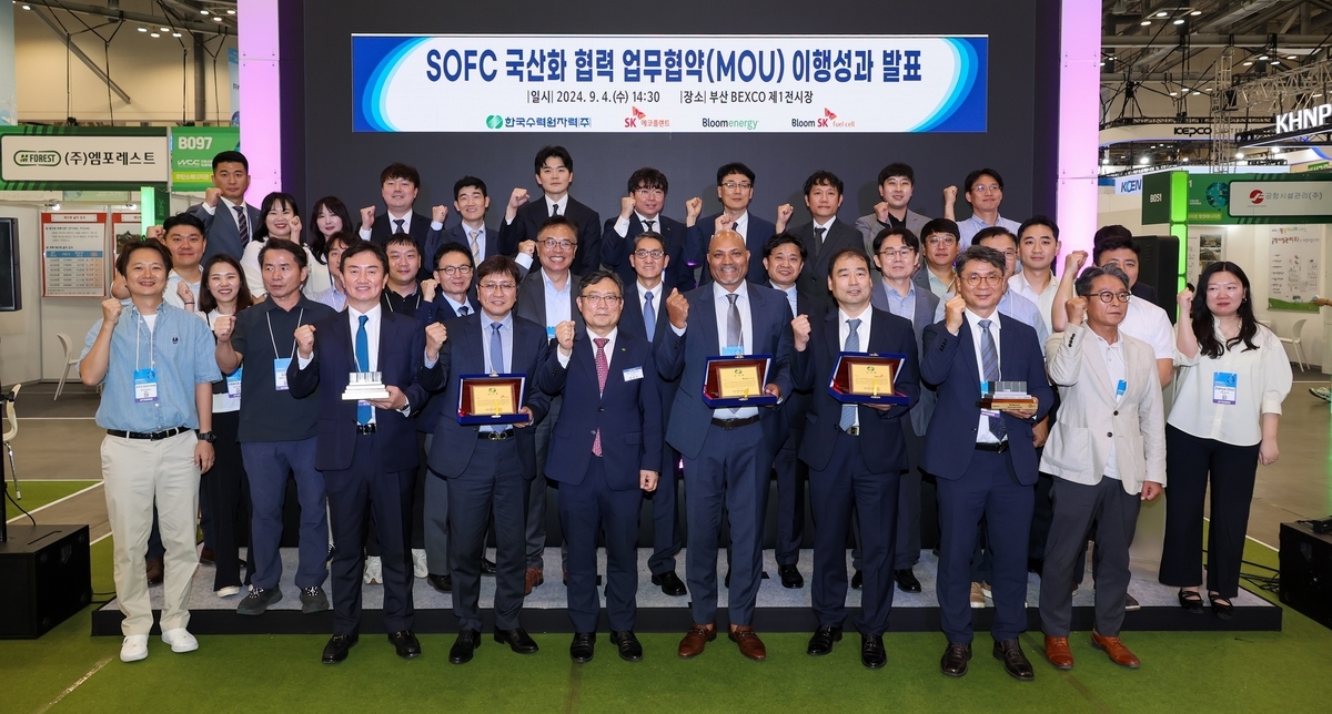 4일 부산 벡스코에서 열린 SOFC 국산화 협력 이행성과 발표회에서 SK에코플랜트와 한국수력원자력, 블룸에너지, 블룸SK퓨얼셀 관계자들이 기념 촬영을 하는 모습 (SK에코플랜트 제공)