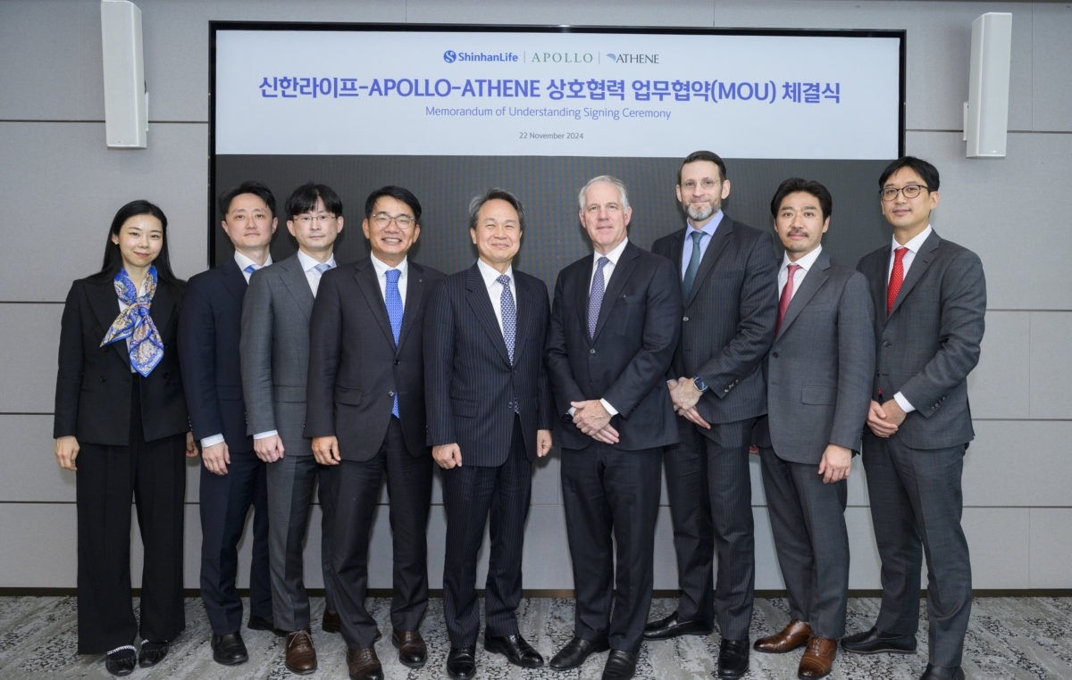 지난 22일 서울 중구 신한라이프 본사에서 진행된 업무협약식에서 진옥동 신한금융그룹 회장(가운데)과 이영종 신한라이프 사장(왼쪽 네 번째)이 짐 젤터 아폴로에셋매니지먼트 공동회장(오른쪽 네 번째) 및 관계자들과 기념 촬영을 하고 있다.