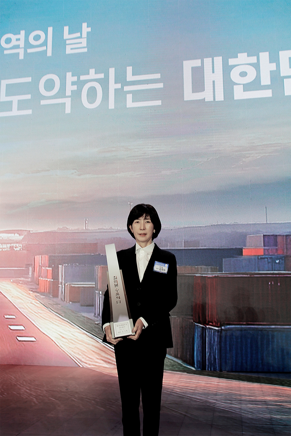 삼양식품은 서울 강남구 코엑스에서 열린 ‘제61회 무역의 날’ 기념식에서 ‘7억달러 수출탑’을 수상했다고 5일 밝혔다. (사진:삼양식품)