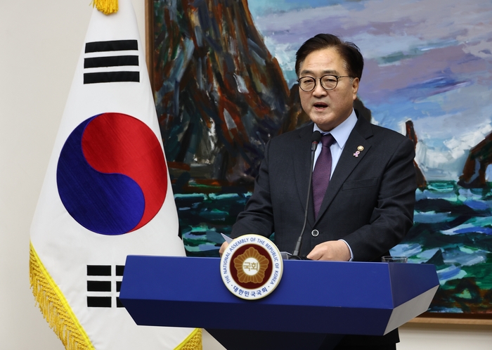 우원식 국회의장이 6일 서울 국회 접견실에서 긴급 담화문을 발표하고 있다. (사진=연합뉴스)