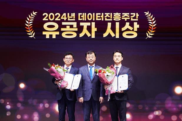 9일 서울 여의도에서 열린 '2024년 대한민국 데이터 품질 대상' 시상식에서 전보성 현대캐피탈 Digital본부장, 송상훈 과학기술정보통신부 실장, 한림대학교성심병원 관계자(왼쪽부터)가 기념 촬영을 하고 있다.