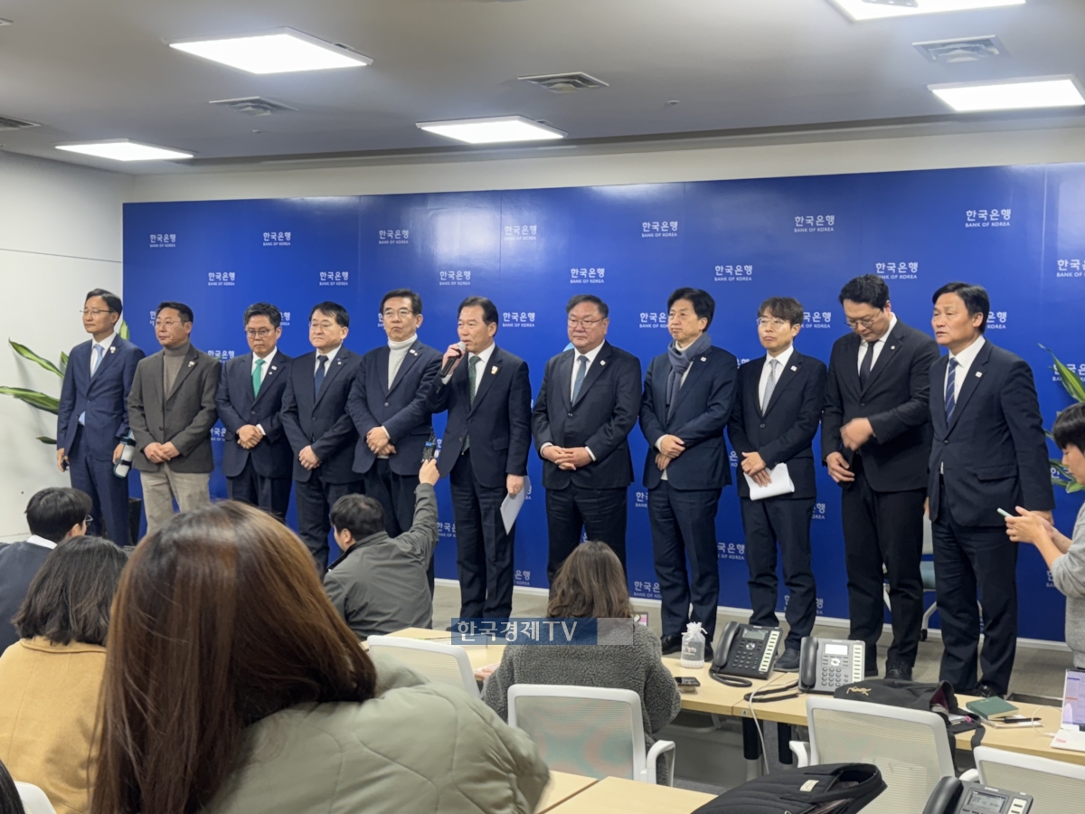 국회 기획재정위원회 소속 야3당(더불어민주당·조국혁신당·개혁신당) 국회의원들이 10일 서울 중구에 위치한 한국은행을 방문해 거시경제 상황을 점검했다. 의원들은 이창용 총재와 면담을 끝내고 한은 1층 기자실을 방문에 취재진의 질문에 답하고 있다. (사진: 김예원 기자)