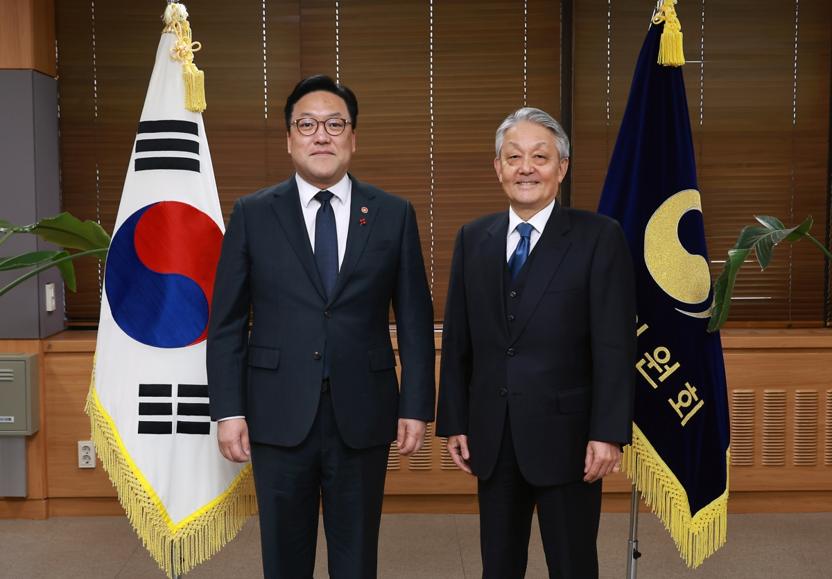 김병환 금융위원장(왼쪽)이 10일 서울 종로구 정부서울청사에서 야마지 히로미 일본 증권거래소그룹(JPX) 대표와 면담을 가졌다.