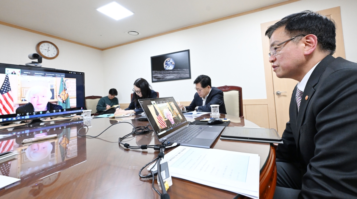 최상목 부총리 겸 기획재정부 장관이 10일 서울 종로구 정부서울청사에서 재닛 옐런 미국 재무장관과 국내 정치상황에 대응한 경제정책 운영방향을 의제로 화상 면담을 하고 있다.