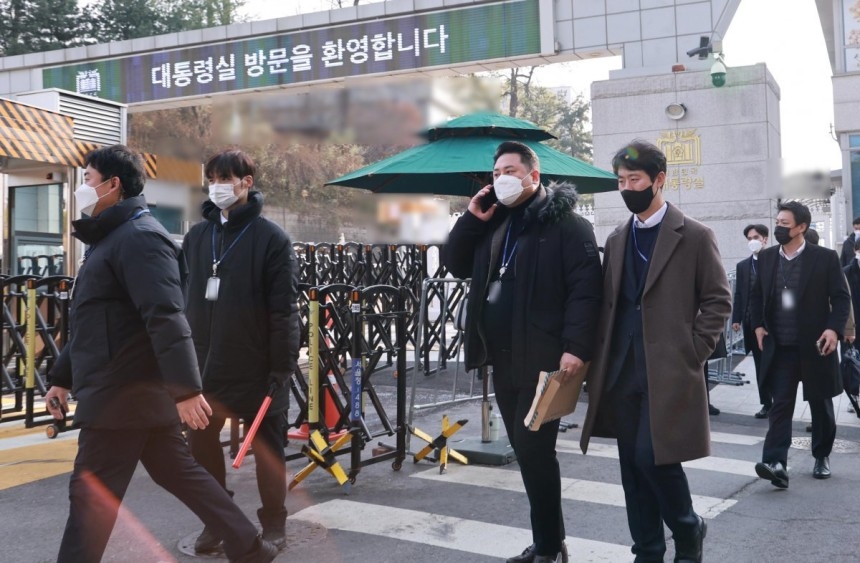 경찰청 국가수사본부 비상계엄 특별수사단 수사관들이 11일 용산 대통령실을 압수수색 하기 위해 방문했지만 면회실에서 대기하다 이동하고 있다. 대통령실사진기자단