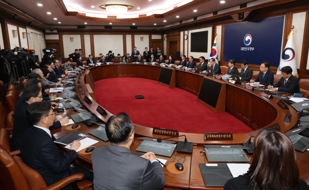 한덕수 대통령 권한대행 겸 국무총리가 14일 서울 종로구 정부서울청사에서 임시 국무회의를 주재하고 있다.