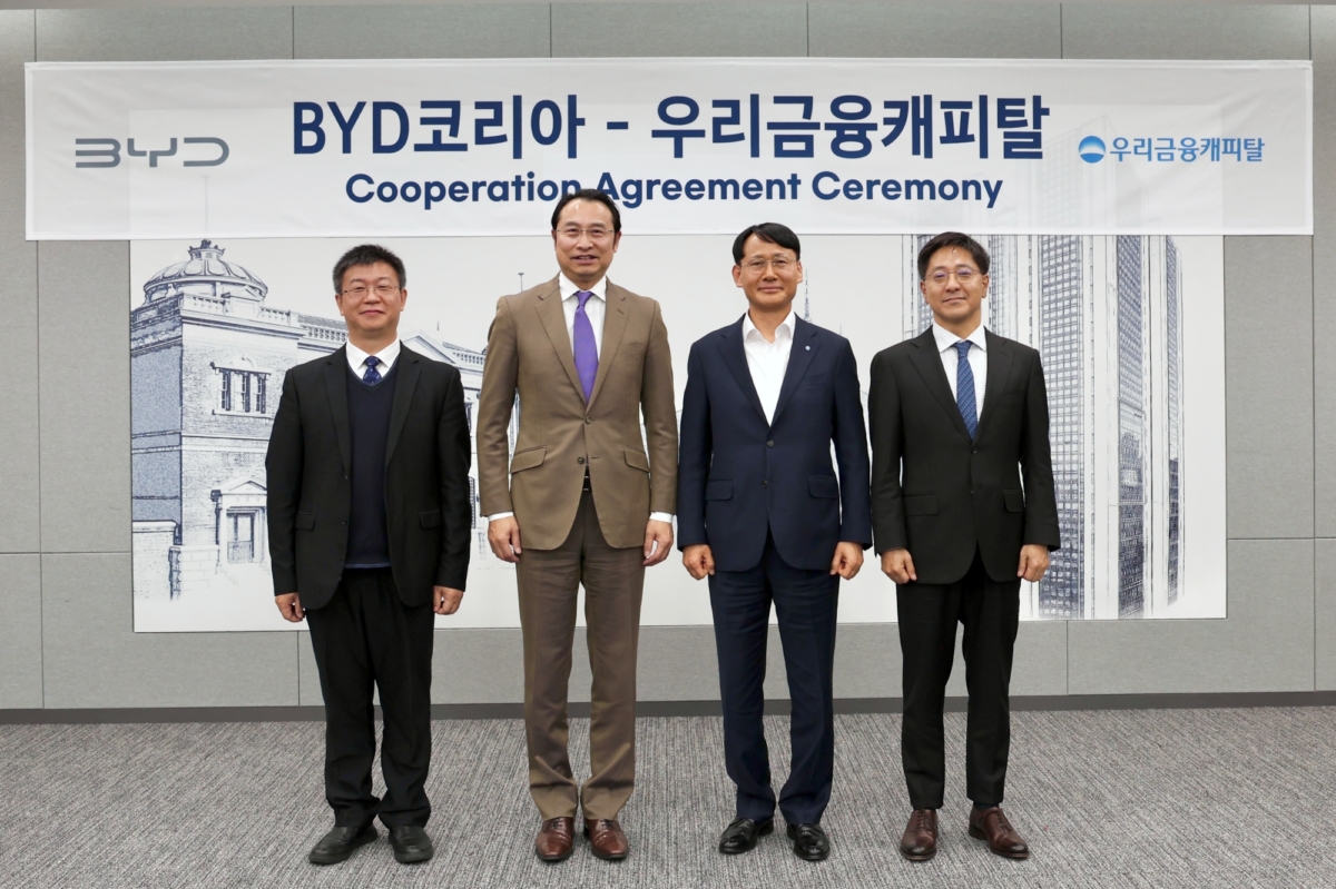 사진. (왼쪽부터)BYD Korea 딩하이미아오 대표, BYD 아시아태평양 영업사업부 류쉐량 총경리, 우리금융캐피탈 정연기 대표, BYD 승용부문 조인철 대표