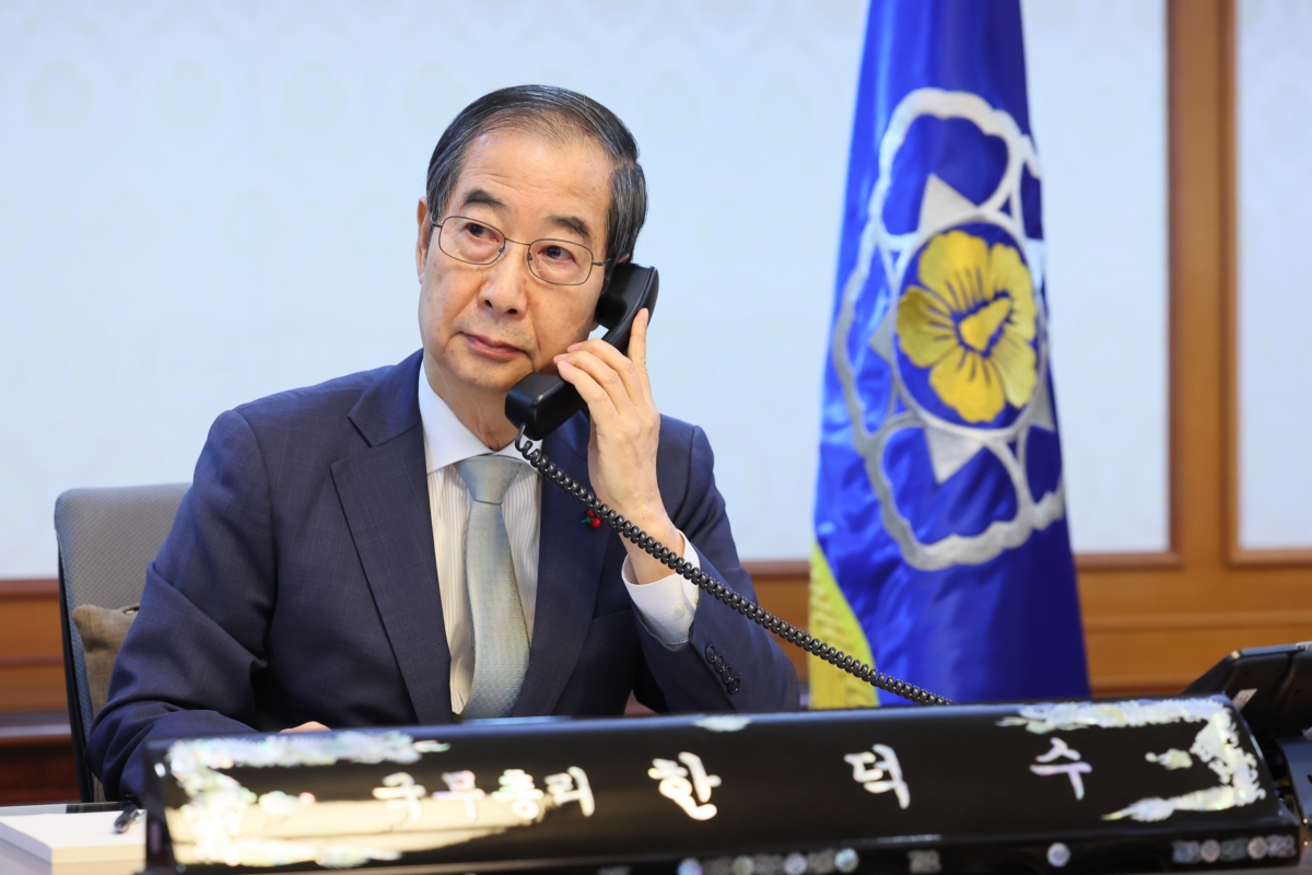 한덕수 대통령 권한대행 국무총리가 19일 서울 종로구 정부서울청사에서 이시바 시게루 일본총리와 전화통화를 하고 있다. 