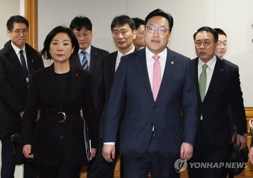 23일 오전 서울 중구 은행회관에서 열린 '은행권 소상공인 금융지원 간담회'에 참석자들이 입장하고 있다. 왼쪽부터 오영주 중소기업벤처부 장관, 이복현 금융감독원장, 김병환 금융위원장, 조용병 은행연합회장. (사진제공=연합뉴스)