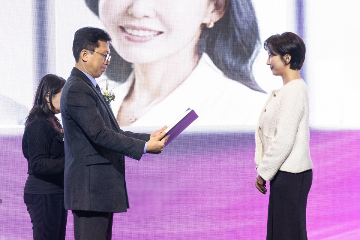 중기부 장관 표창받는 조윤수 대표(아임낫어베이비)/우측