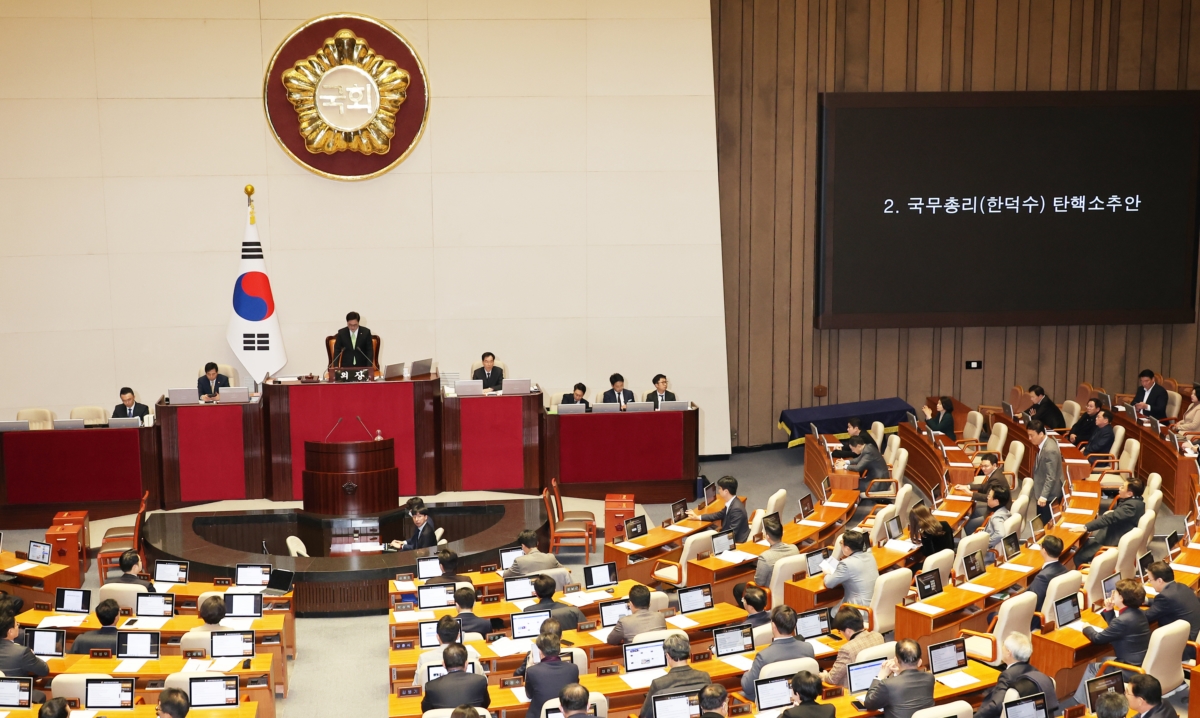 탄핵안 가결 요건이 '재적 과반'으로 정해지면 당론과 무관하게 표결에 참여하지 않기로 했다.