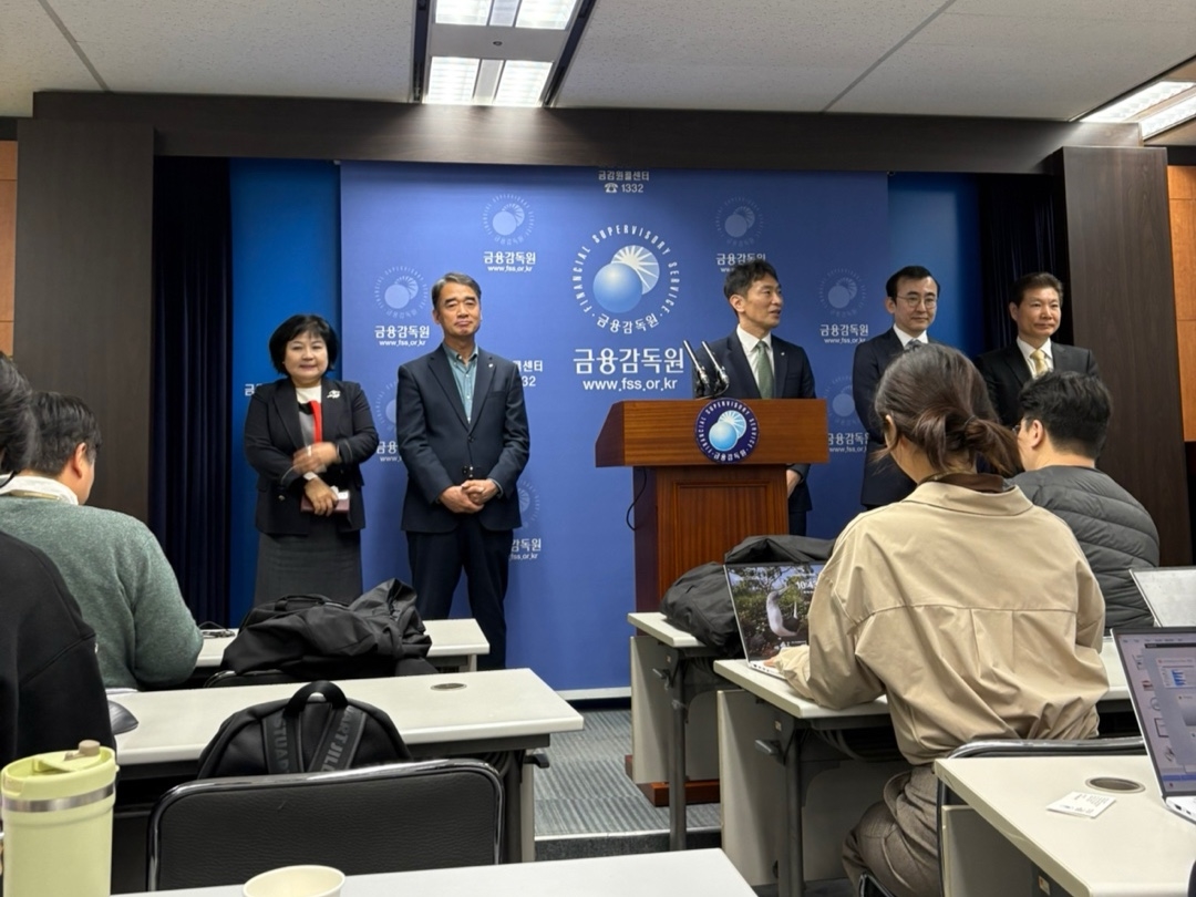 이복현(가운데) 금융감독원장이 6일 서울 영등포구 금감원 기자실을 방문해 새해인사를 하고 있다. 왼쪽부터 김미영 부원장, 함용일 부원장, 이복현 원장, 이세훈 수석부원장, 김병칠 부원장. 