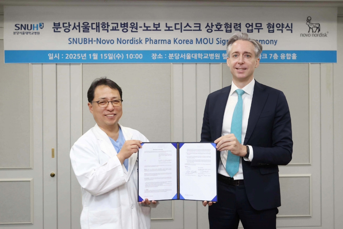 사샤 세미엔추크 한국 노보 노디스크제약 대표(우)와 이학종 분당서울대학교병원 의생명연구원장(좌)이 미래 의료에 필요한 혁신 기술을 선도하기 위한 업무협약을 체결했다. 사진은 15일 분당서울대학교병원에서 열린 협약식에서 기념촬영을 하는 모습. (사진=한국 노보 노디스크제약)