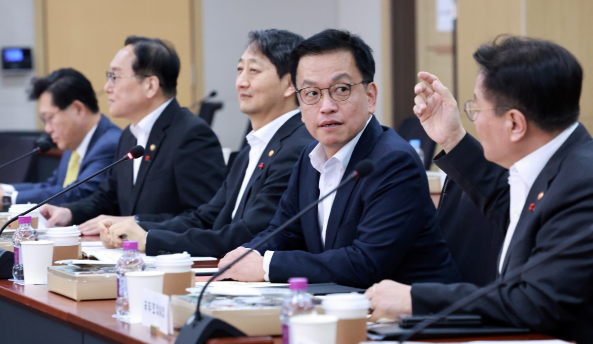 최상목 대통령 권한대행 부총리 겸 기획재정부 장관이 20일 세종특별자치시 한국개발연구원(KDI)에서 열린 국책연구기관 오찬 간담회에서 대화하고 있다.