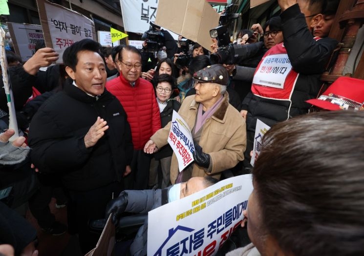 오세훈 서울시장이 24일 민생안정지원 현장방문차 서울 동자동 쪽방촌을 찾아 공공주택사업 시행을 주장하는 시민들과 대화를 하고 있다. 공동취재단