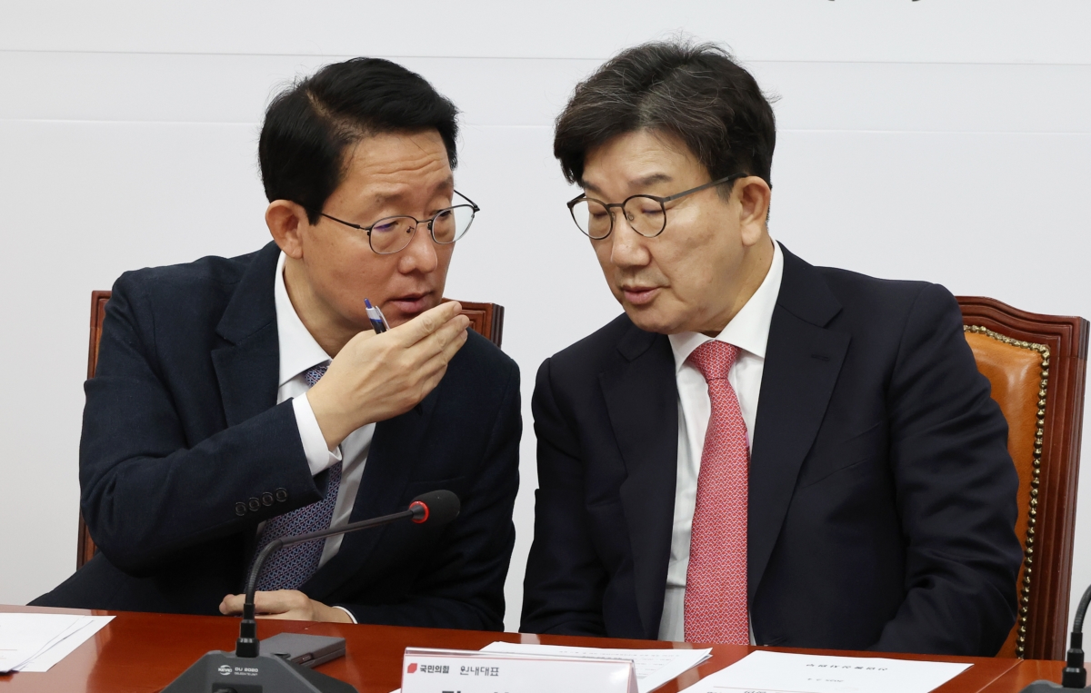 국민의힘 권성동 원내대표(오른쪽)와 김상훈 정책위의장이 4일 국회에서 열린 반도체특별법 주52시간제 특례 도입을 위한 당정협의회에서 대화하고 있다.