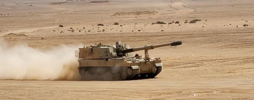중동 사막을 내달리는 한화에어로스페이스 K9 자주포 (한화에어로스페이스 제공)