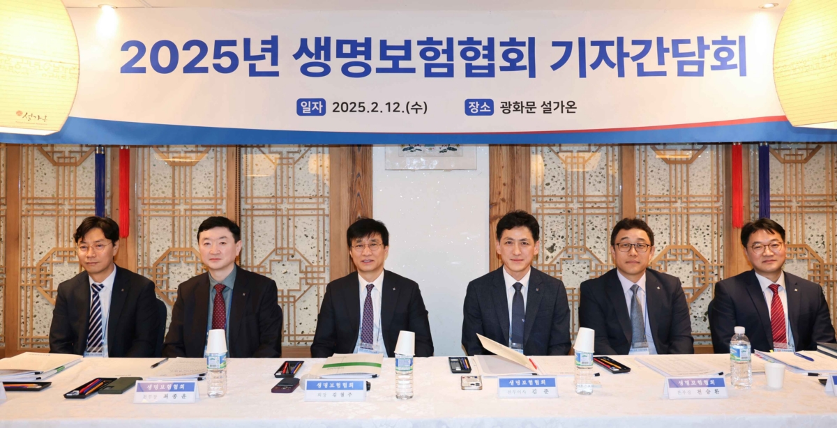 (왼쪽부터) 박순근 소비자서비스본부장, 최종윤 경영지원본부장, 김철주 회장, 김준 전무, 천승환 시장지원본부장, 조성준 기획조정부장