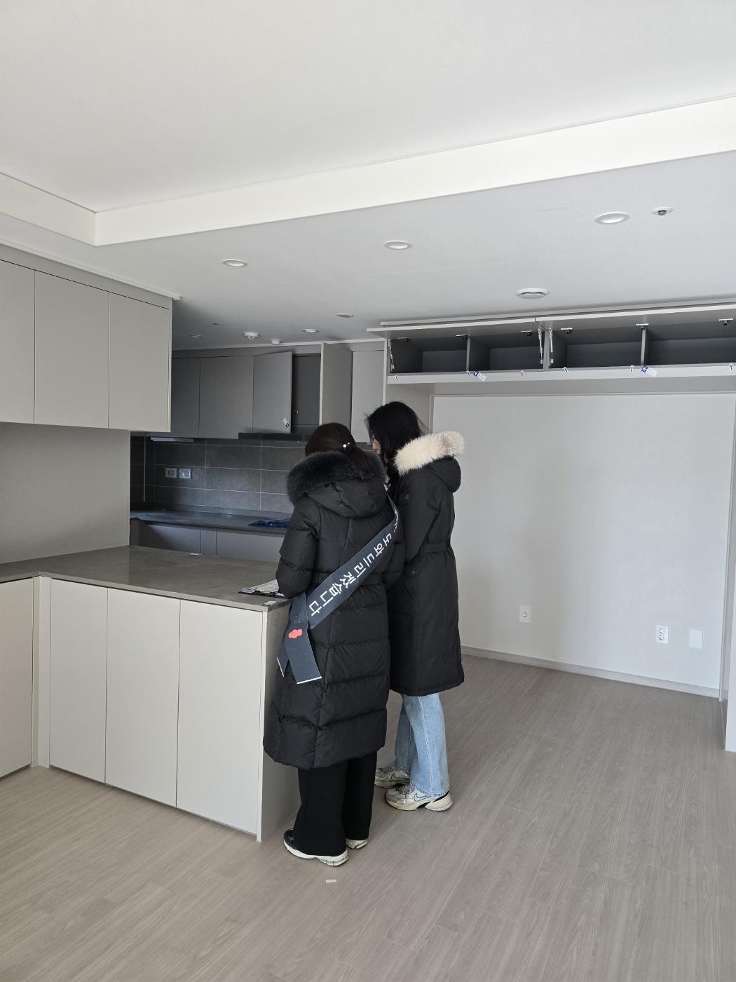 'e편한세상 답십리 아르테포레' 입주 예정자와 입주 지원 전문 매니저가 세대 내 하자를 점검하고 있다. SH 제공.