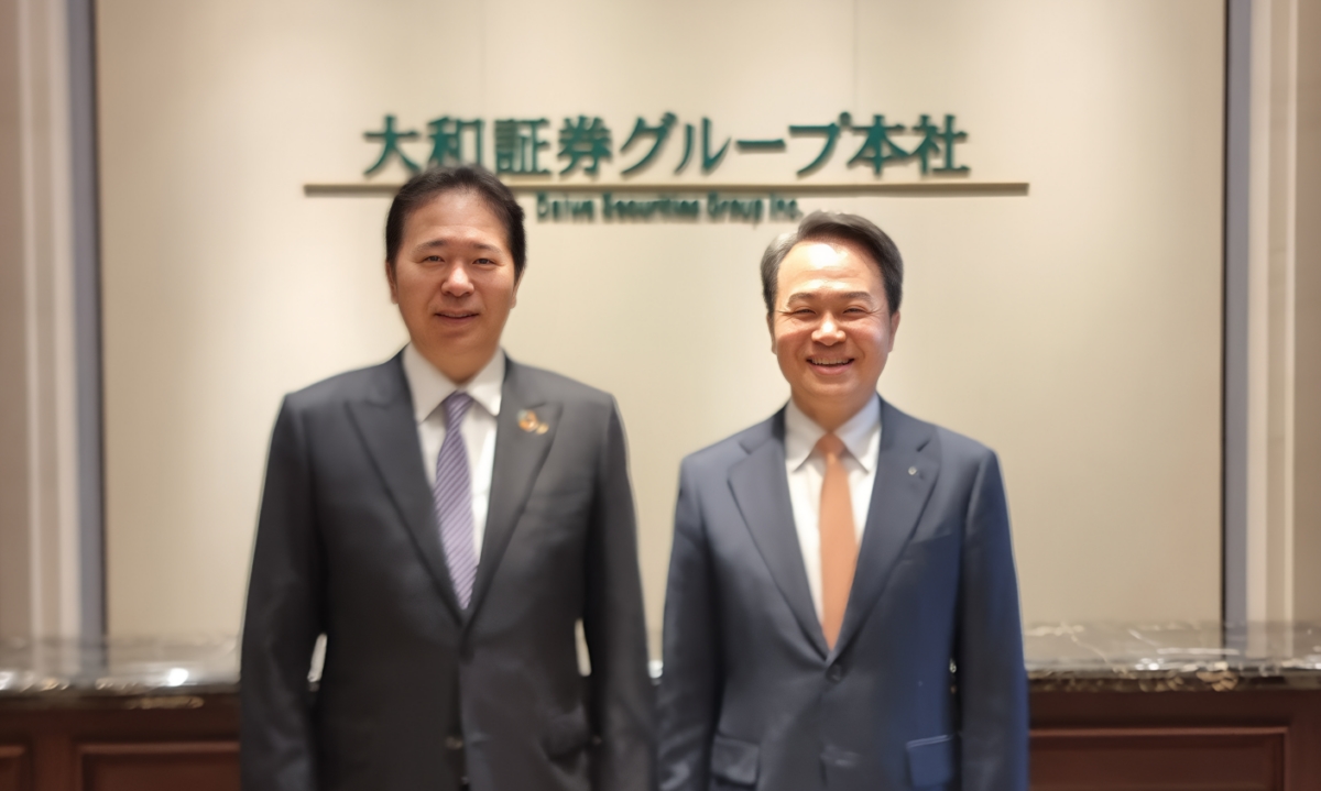 진옥동 신한금융그룹 회장(오른쪽)이 지난 12일부터 나흘간의 진행된 일본 출장 일정 중 오기노 아키히코 다이와증권그룹 사장과 만난 기념촬영을 하고 있다. (사진: 신한금융그룹)