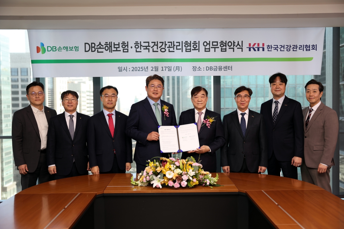 지난 17일 서울시 강남구 DB금융센터에서 DB손해보험 문진욱 본부장(왼쪽부터), 안승기 부사장, 박성식 부사장, 정종표 사장과 한국건강관리협회 김인원 회장, 강위중 사무총장, 정준원 본부장, 하경윤 부장이 업무협약식을 맺고 기념촬영을 하고 있다.