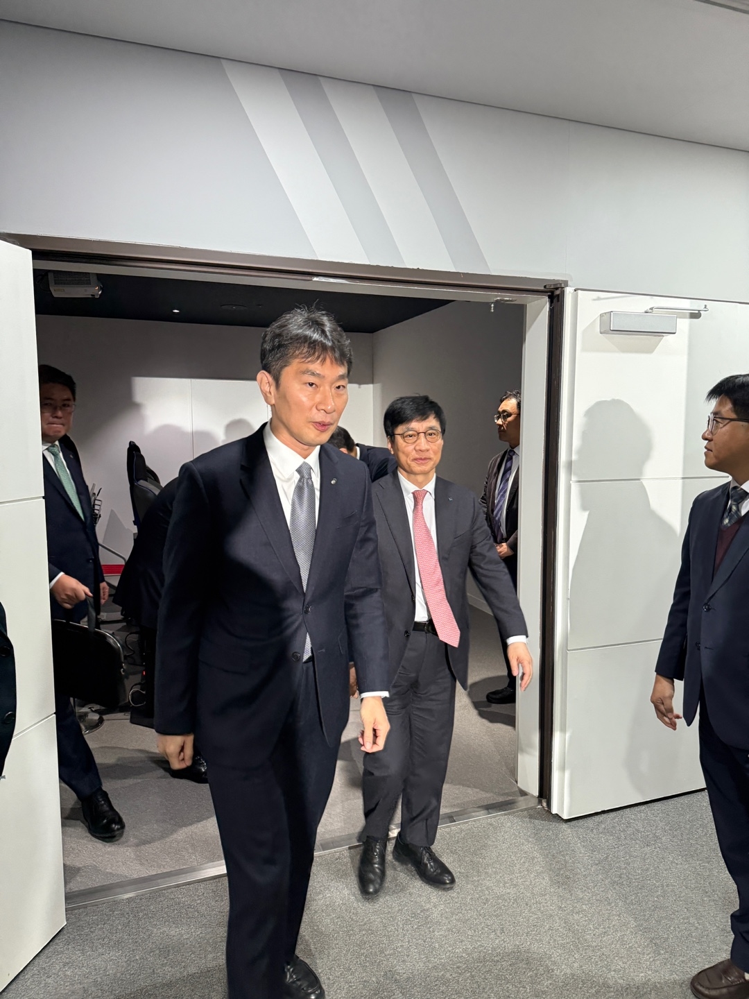 이복현 금감원장이 27일 열린 보험사 CEO 간담회 참석을 위해 입장하고 있다.